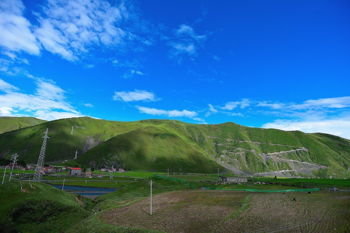 318边上美丽的川西风景，