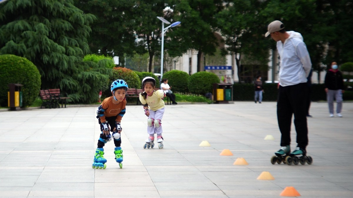 滑旱冰的小朋友