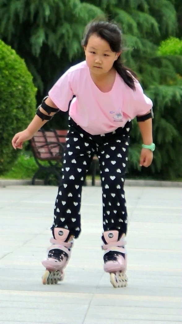 滑旱冰的小朋友