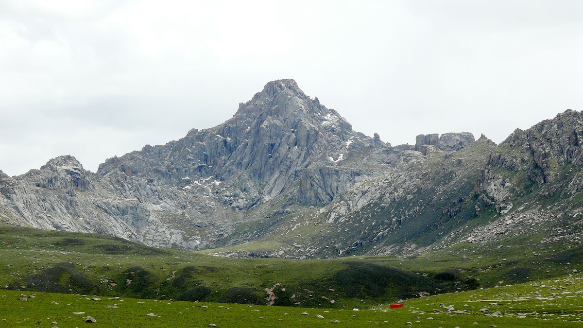 年宝玉则草原（青海年宝玉则景区已经关闭，山那边是四川莲宝叶则）