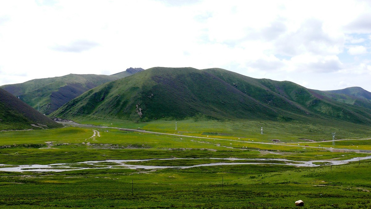年宝玉则草原（青海年宝玉则景区已经关闭，山那边是四川莲宝叶则）