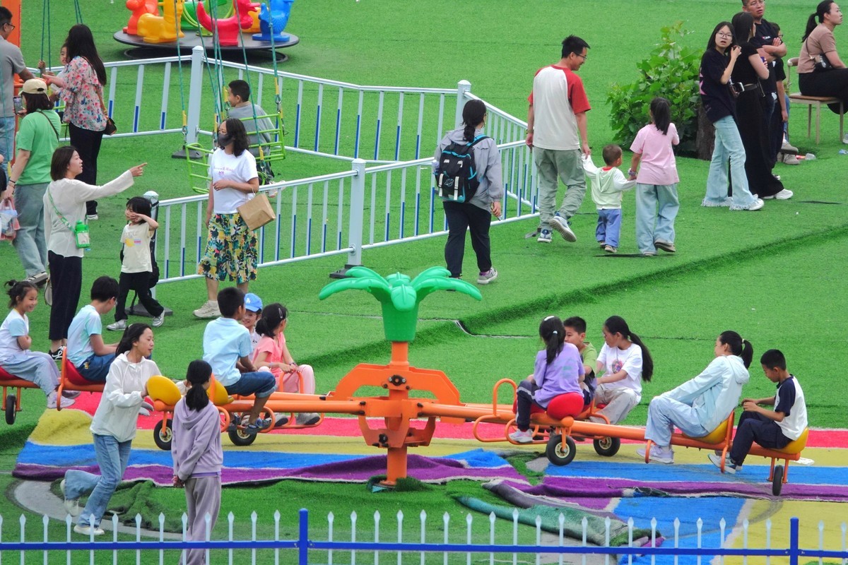 窗外__欢度六一