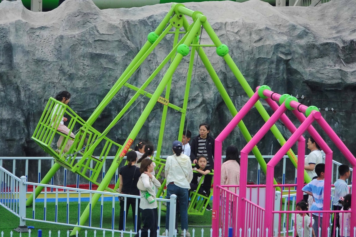 窗外__欢度六一