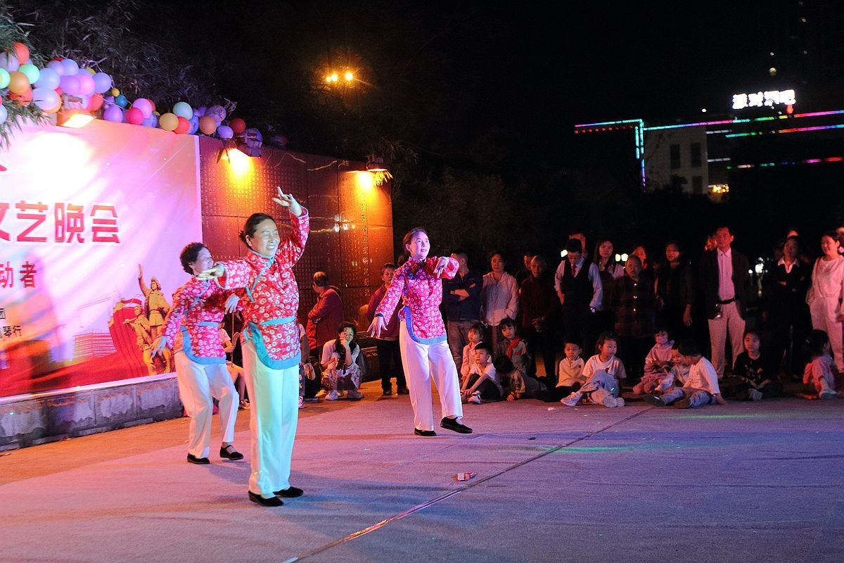 庆“五一”群众文艺演 出（完）