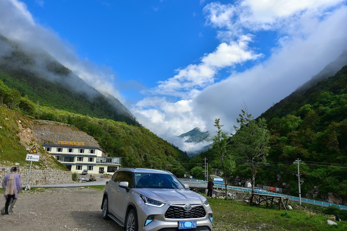318边上美丽的川西风景，