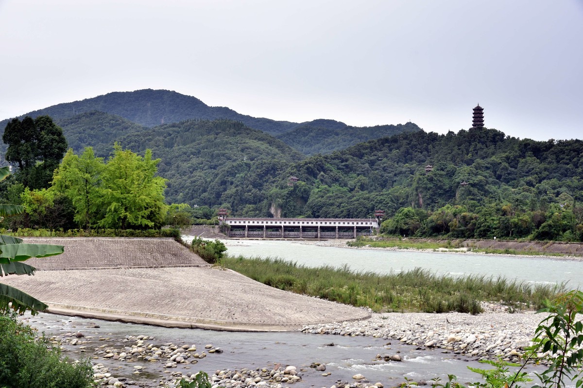 318边上美丽的川西风景，