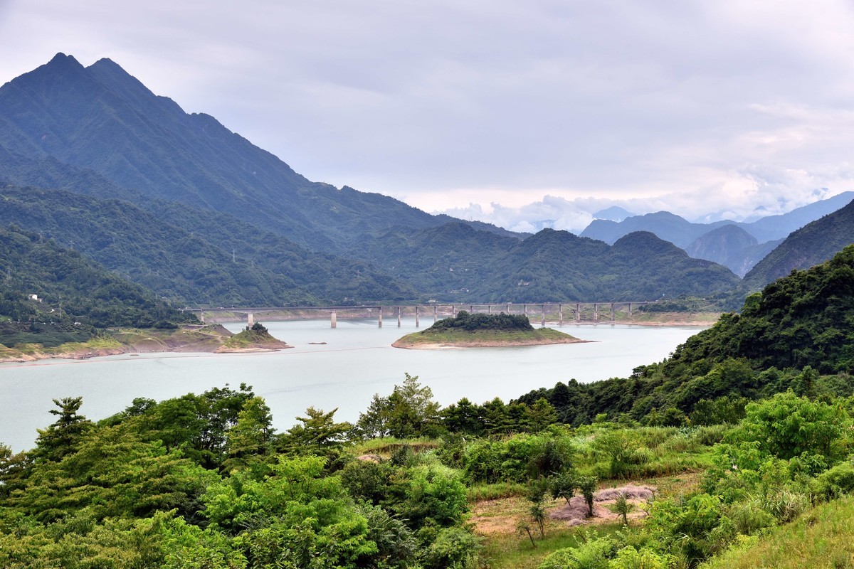 318边上美丽的川西风景，