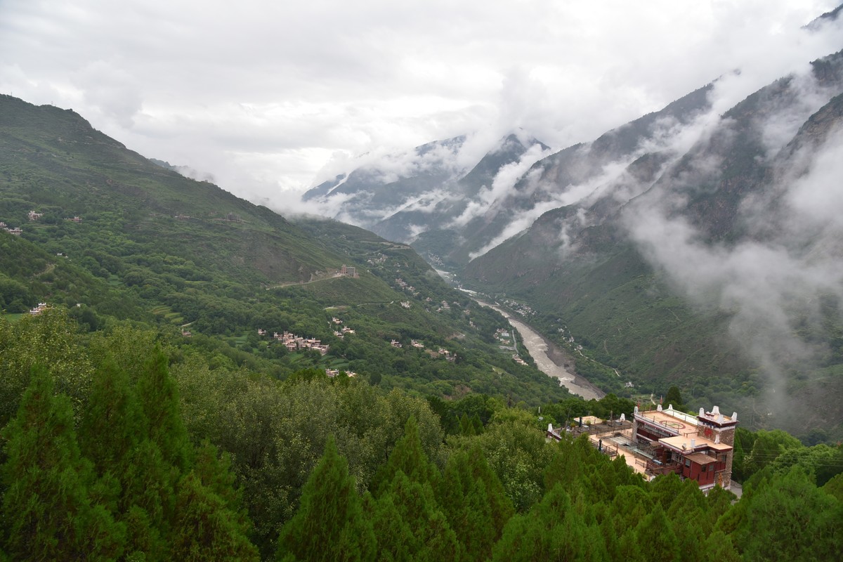 318边上美丽的川西风景，