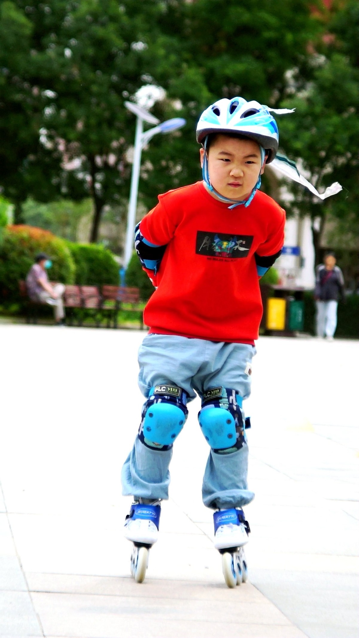 滑旱冰的小朋友