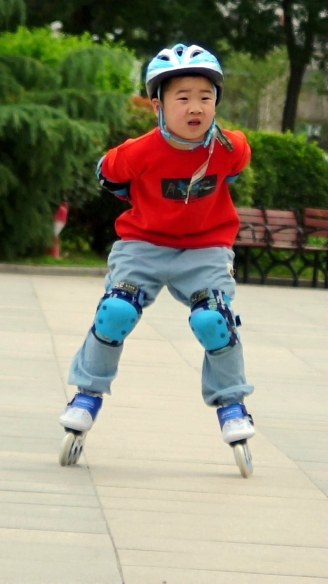 滑旱冰的小朋友