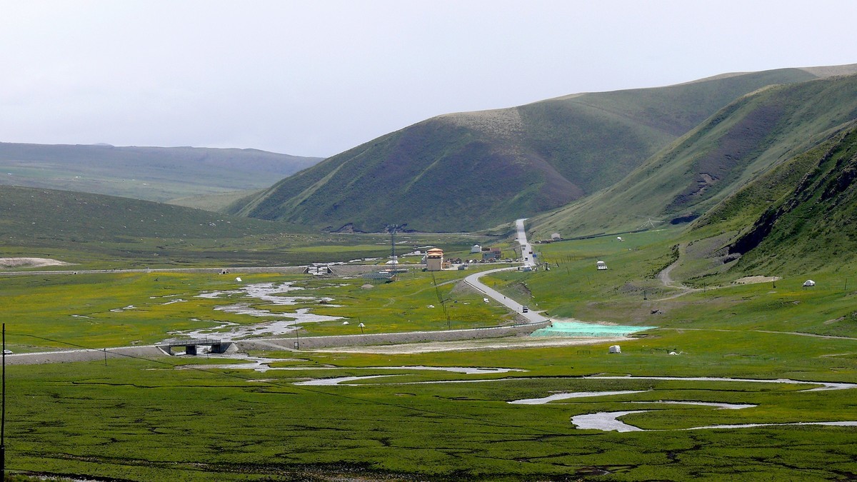 年宝玉则草原（青海年宝玉则景区已经关闭，山那边是四川莲宝叶则）