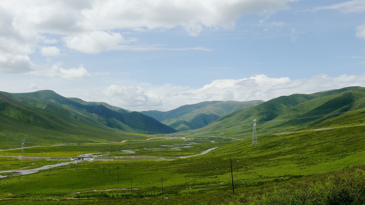 年宝玉则草原（青海年宝玉则景区已经关闭，山那边是四川莲宝叶则）