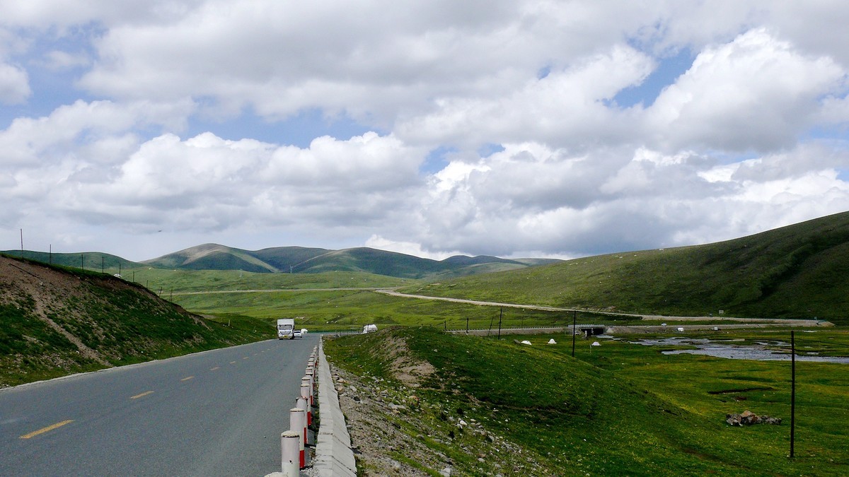 年宝玉则草原（青海年宝玉则景区已经关闭，山那边是四川莲宝叶则）