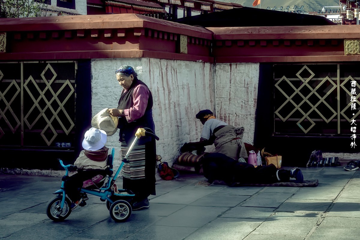 西藏拉萨：大昭寺外八廓街