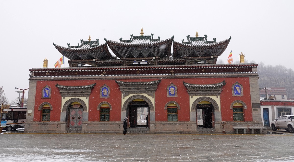 雪中西宁塔尔寺