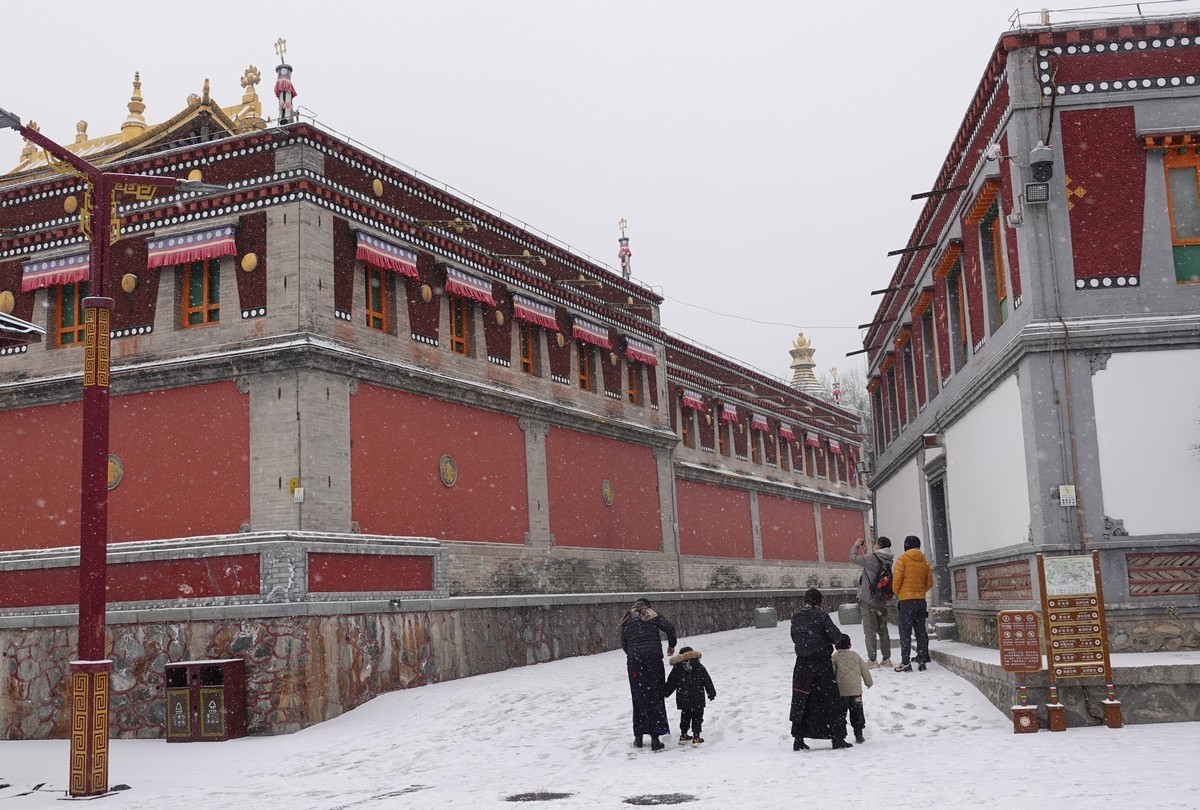 雪中西宁塔尔寺