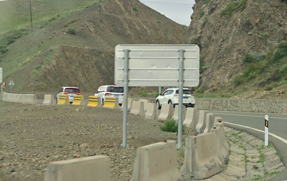 北 疆 游 [ 独 库 公 路 走完北段到达独山子  ! } { 230`}