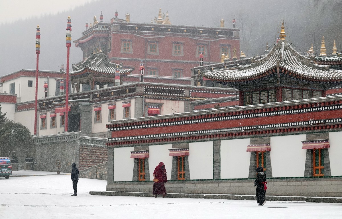 雪中西宁塔尔寺