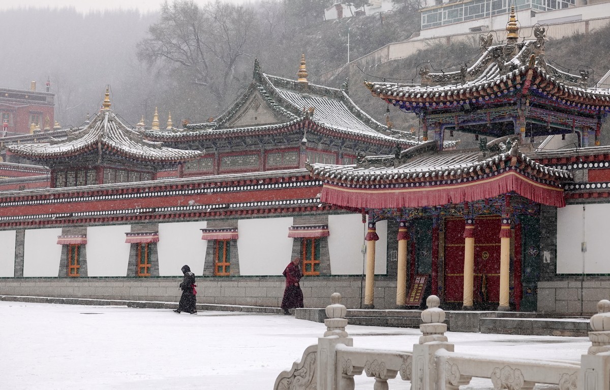 雪中西宁塔尔寺