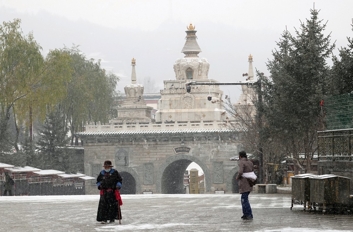 雪中西宁塔尔寺