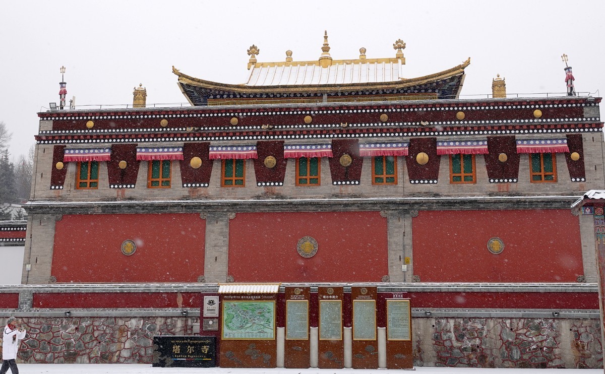 雪中西宁塔尔寺