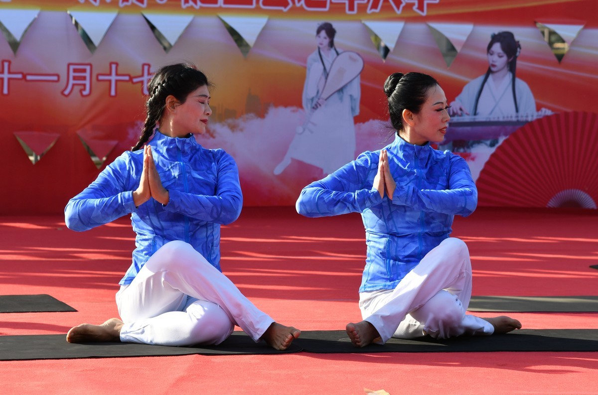 瑜伽功/县老年大学 老有所学成果展演