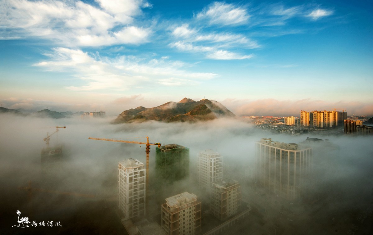 2024年2月1日早晨的安龙西城区、日出与浓雾，蓝天与白云，这样的天气一年难遇一次！