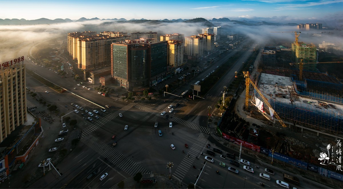 2024年2月1日早晨的安龙西城区、日出与浓雾，蓝天与白云，这样的天气一年难遇一次！