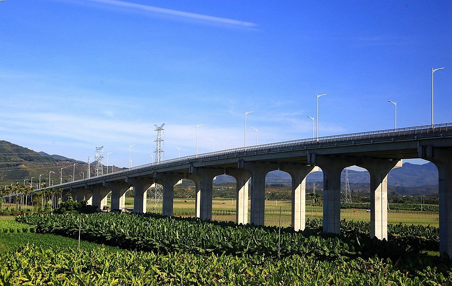 《不老松：纪实摄影》（11）海南高铁西线景三亚車站！)