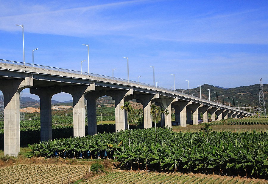《不老松：纪实摄影》（11）海南高铁西线景三亚車站！)