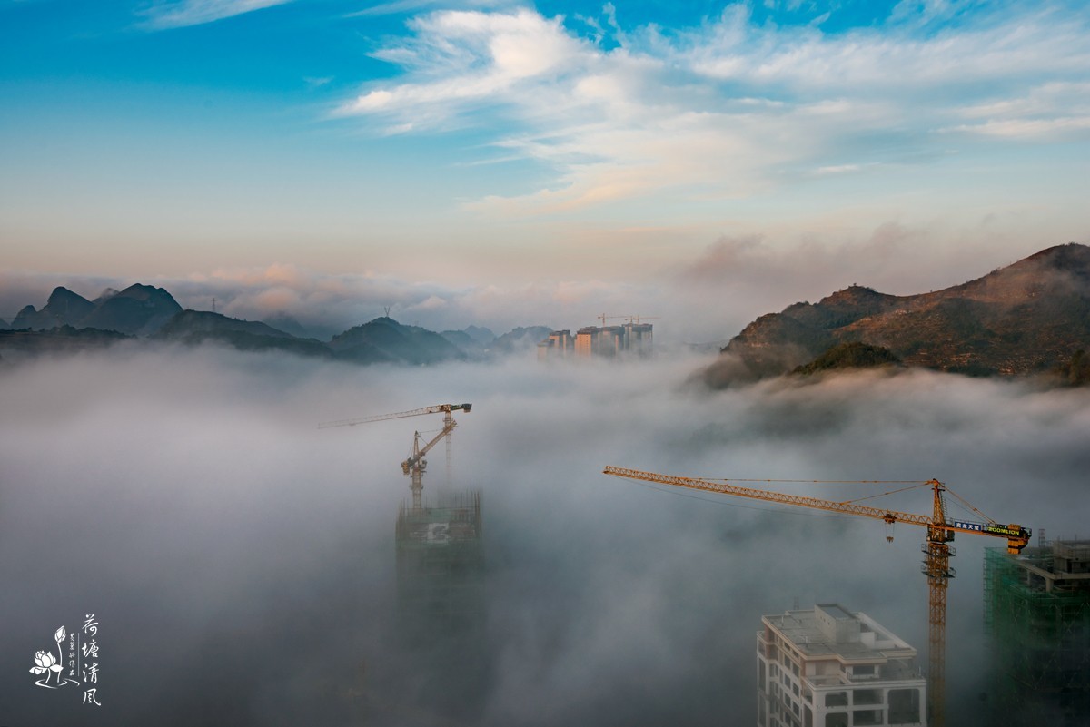 2024年2月1日早晨的安龙西城区、日出与浓雾，蓝天与白云，这样的天气一年难遇一次！