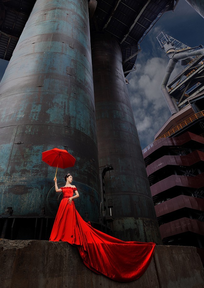 高炉旁的红裙子