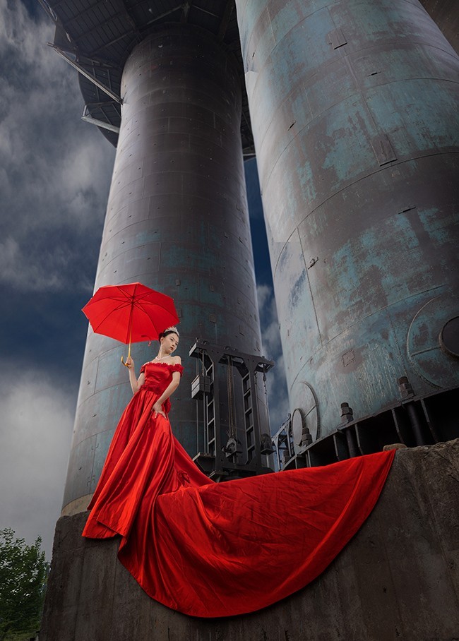 高炉旁的红裙子