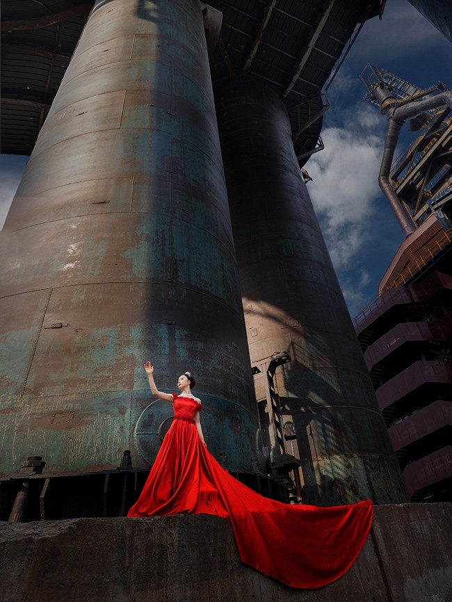 高炉旁的红裙子