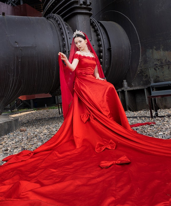 高炉旁的红裙子