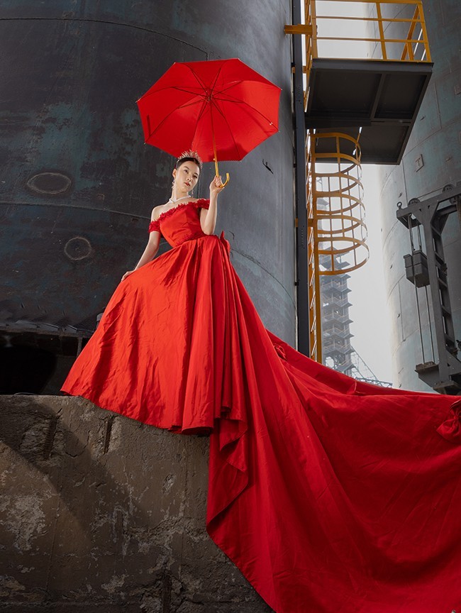 高炉旁的红裙子