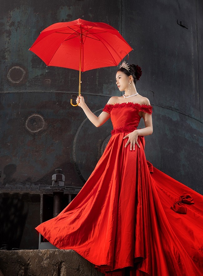 高炉旁的红裙子