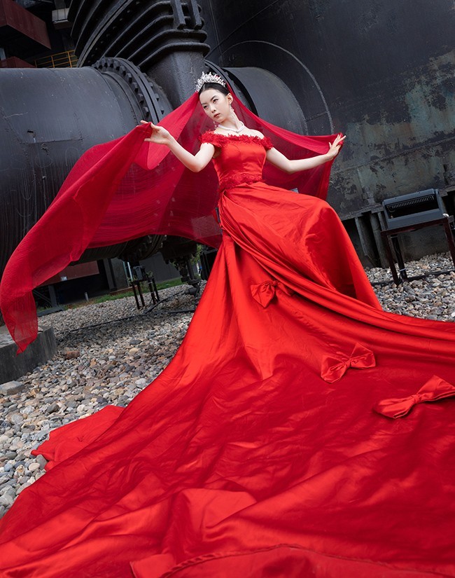 高炉旁的红裙子