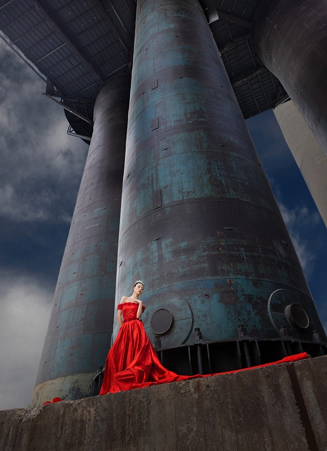 高炉旁的红裙子