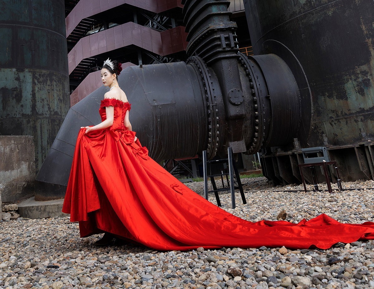 高炉旁的红裙子