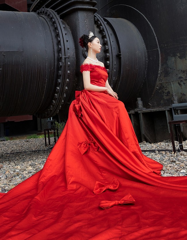 高炉旁的红裙子