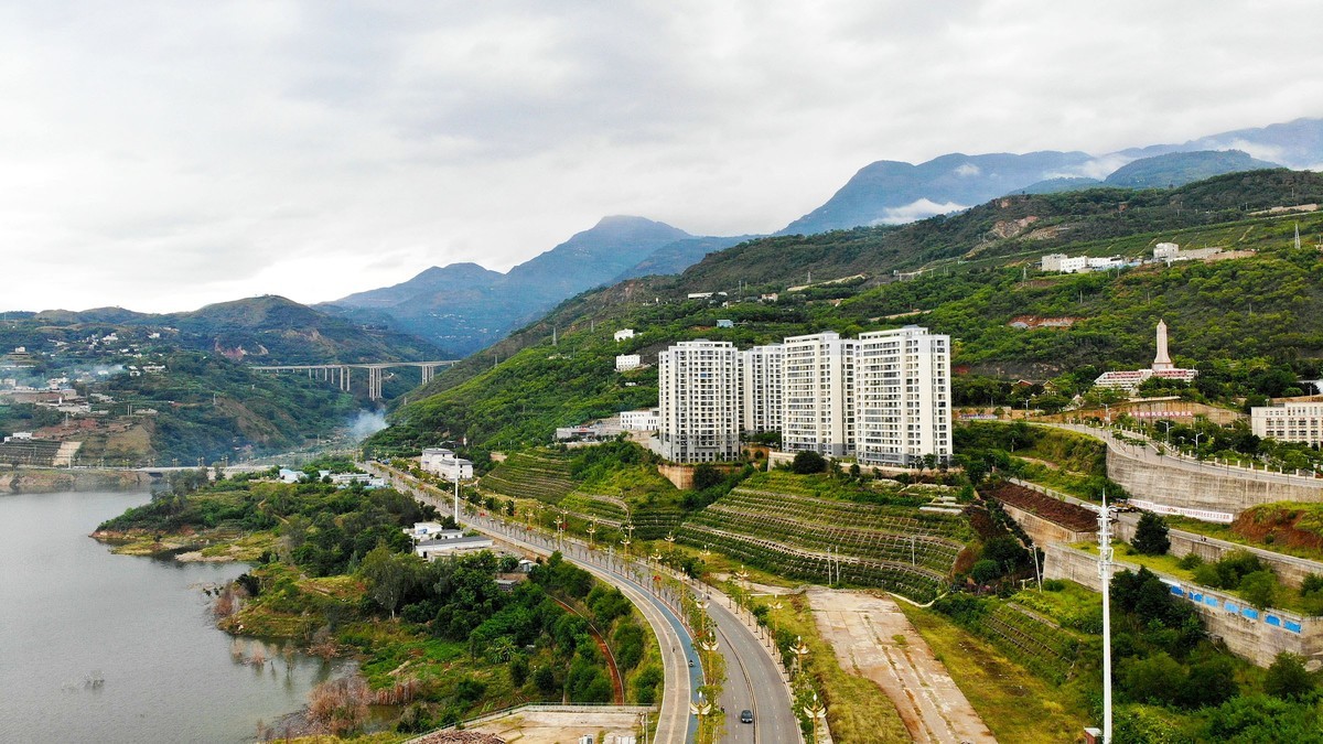 航拍云南巧家一偶