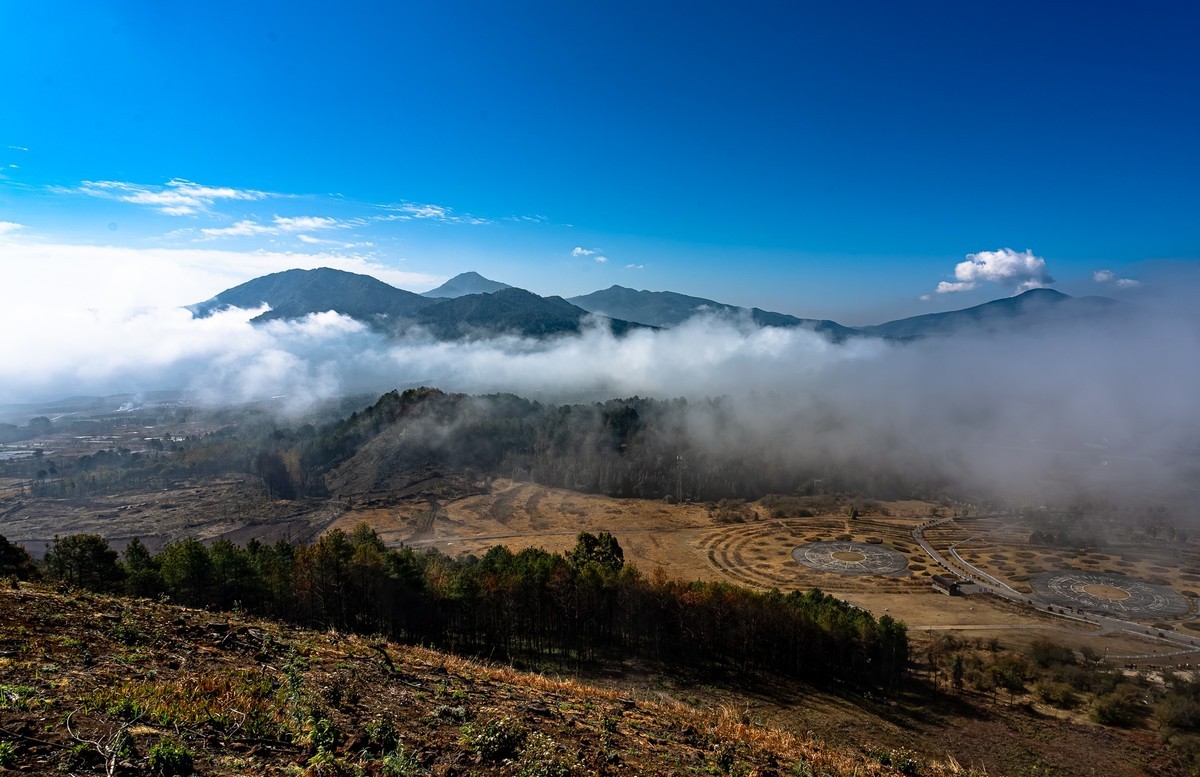 登大空山，瞰云卷云舒