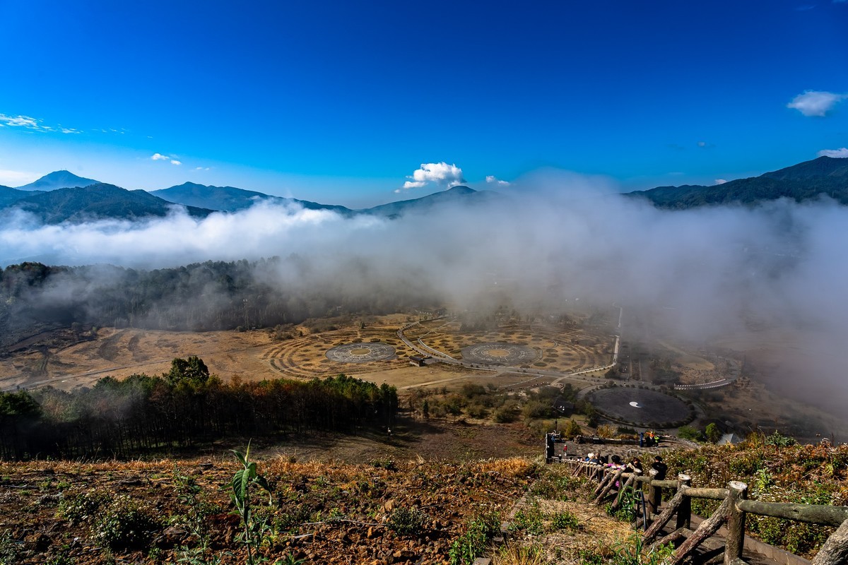 登大空山，瞰云卷云舒