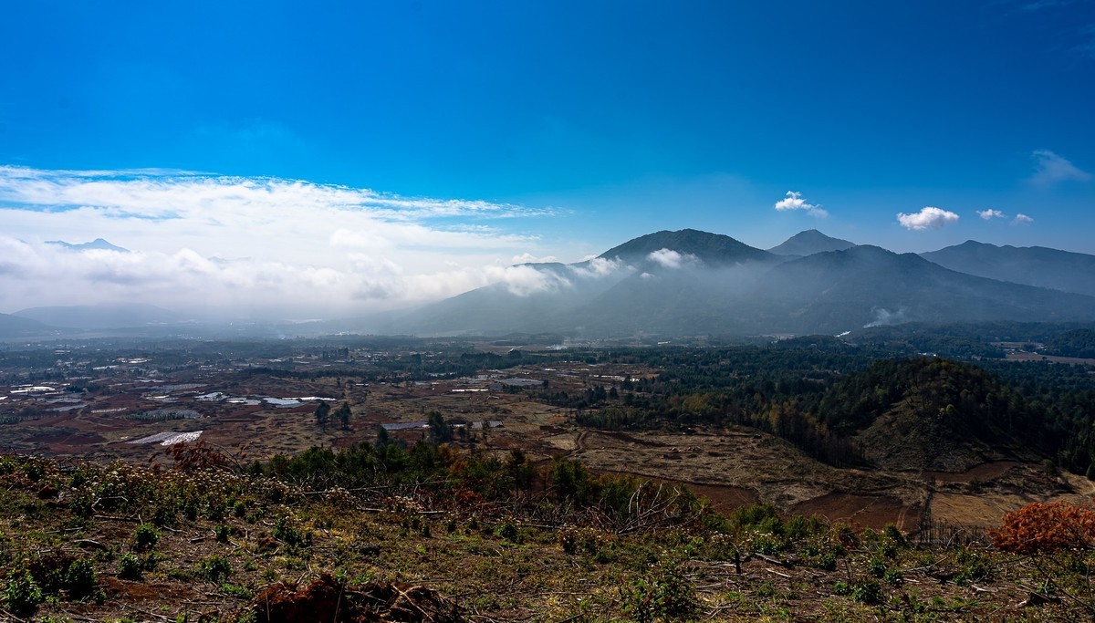 登大空山，瞰云卷云舒