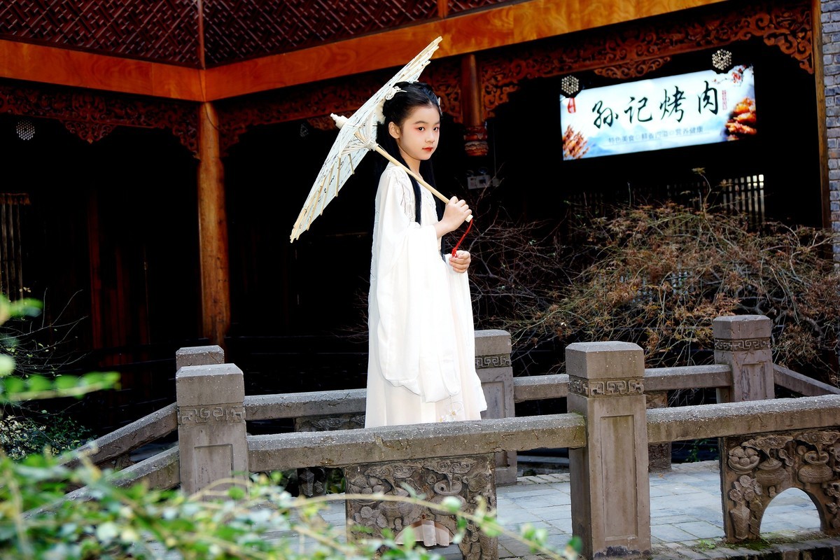 汉口里的古装小女童！