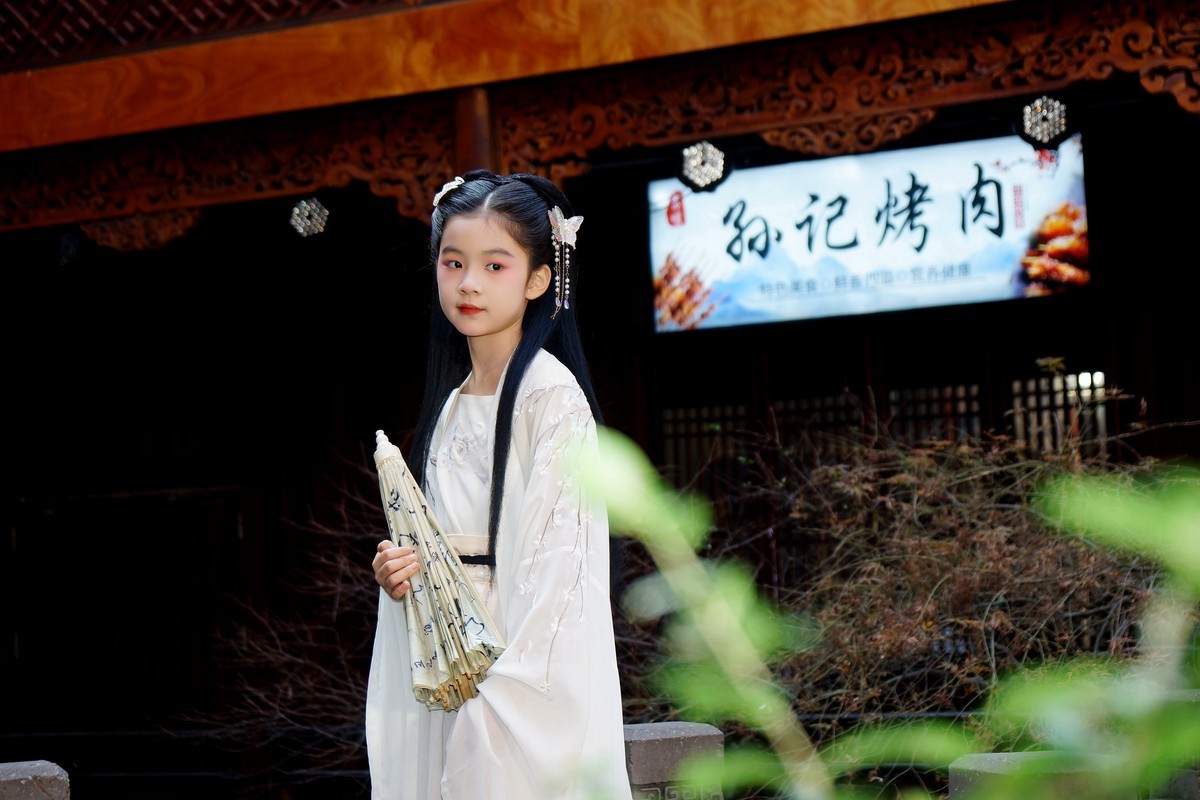 汉口里的古装小女童！