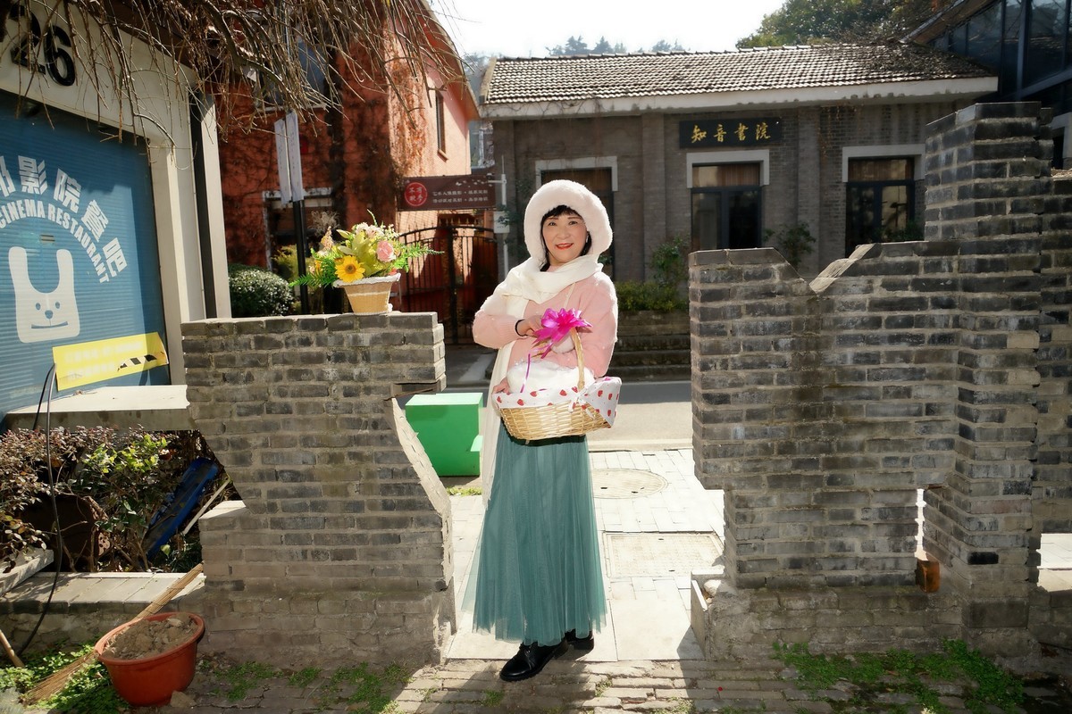 环境人像---汉阳造文化园---开心的海蓝宝美女！