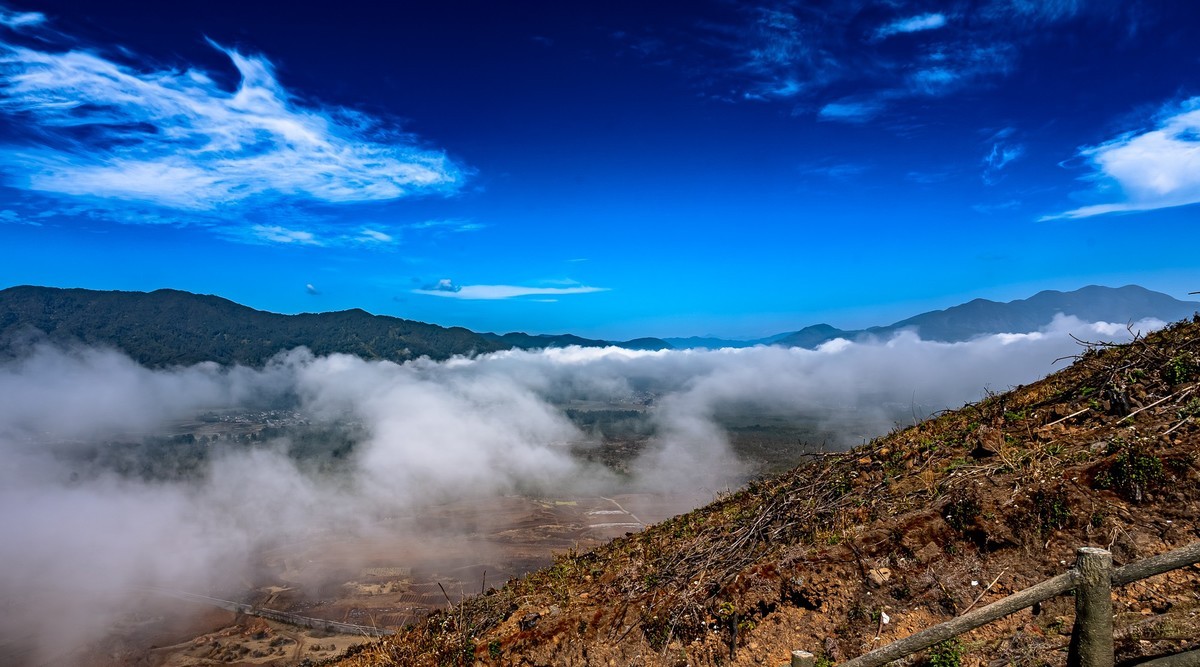登大空山，瞰云卷云舒
