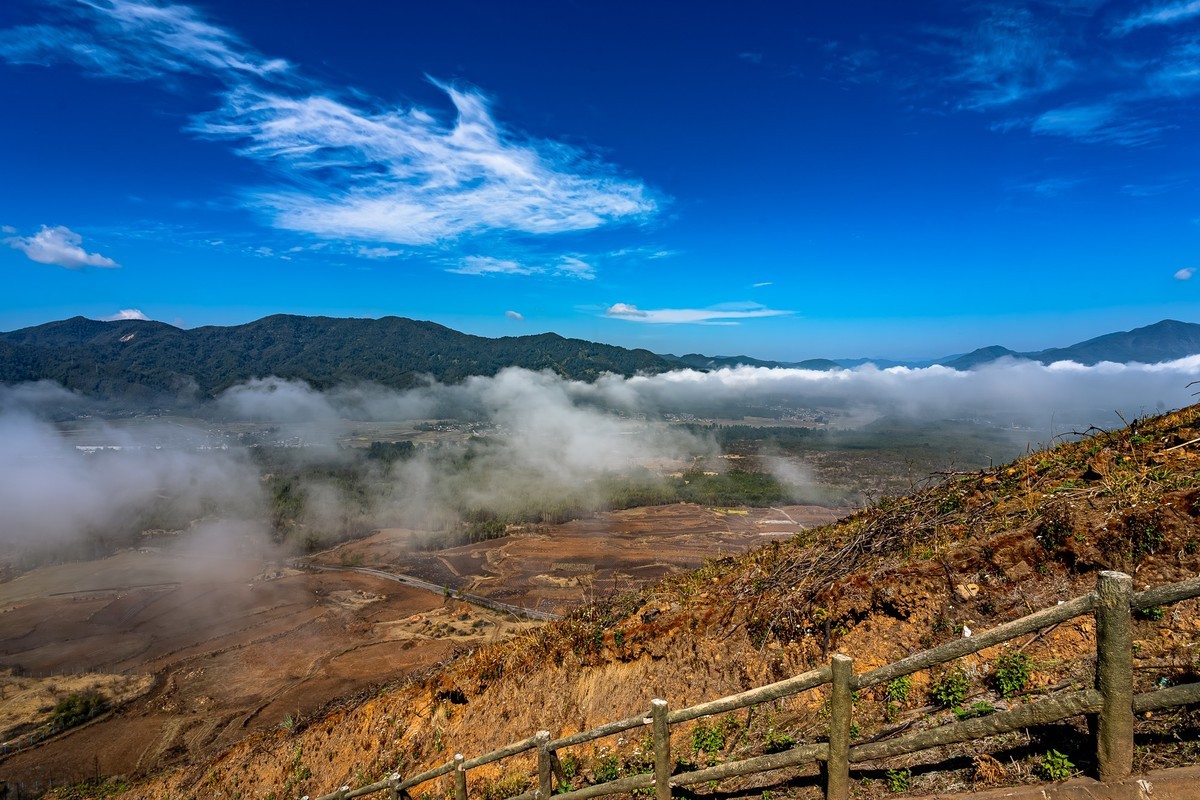 登大空山，瞰云卷云舒